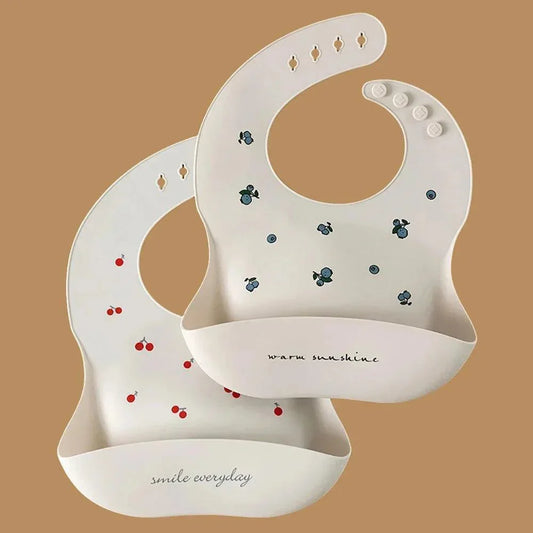 תמונה של "סינרים מסיליקון עם הדפס: הבחירה המושלמת לארוחות נקיות וסטייל"