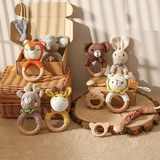 תמונה של סט רעשן לתינוק: רעשן סרוג, נשכן ושרשרת מוצץ מעץ טבעי - הבחירה המוש