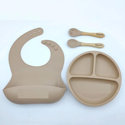 "סט האכלה מסיליקון בהתאמה אישית: הפתרון המושלם עם שם הילד/ה שלך" - מיה מתנות שילדים אוהבים