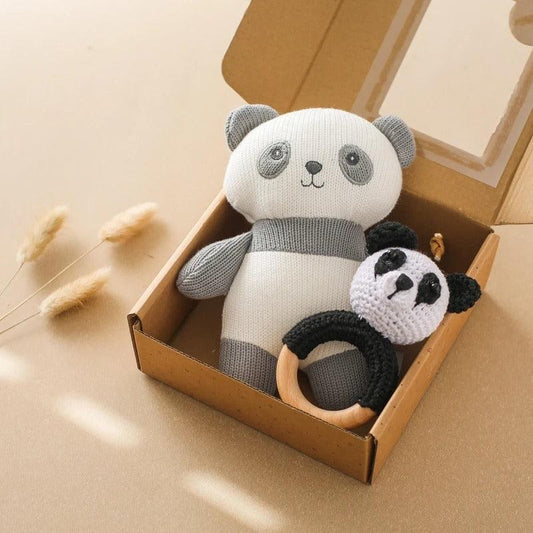 רעשן עץ עם בובת בד אורגני - מיה מתנות שילדים אוהבים