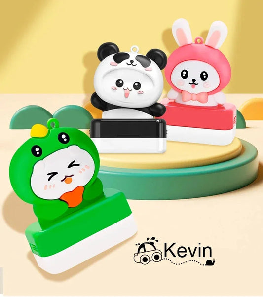 תמונה של "חותמת שם בהתאמה אישית לילדים עם דיו שחור - פתרון מושלם לסימון חפצים!"