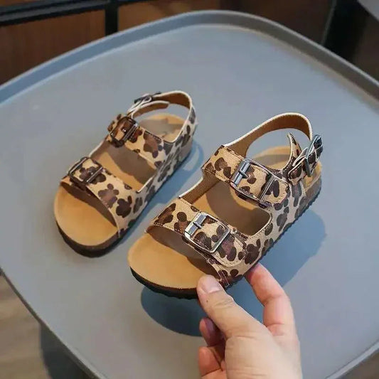תמונה של "סנדלי קיץ לילדים במראה מנומר – הטרנד החם של העונה!"