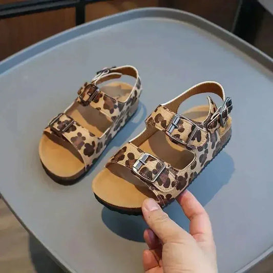 תמונה של "סנדלי קיץ לילדים במראה מנומר: הנעליים המושלמות לקיץ 2023"