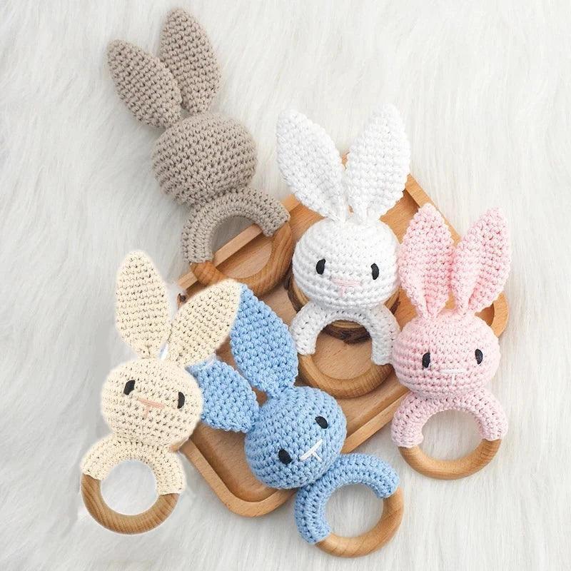 תמונה של "הרעשן הסרוג המושלם לתינוקות: הכירו את רעשן הארנבון המקסים"