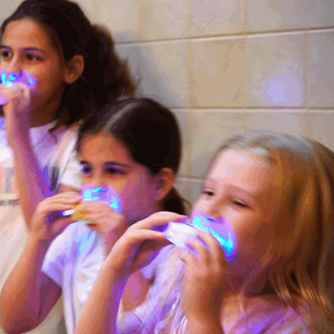 ילדים מצחצחים שיניים בהנאה עם מברשת U-Smile - מיה מתנות שילדים אוהבים