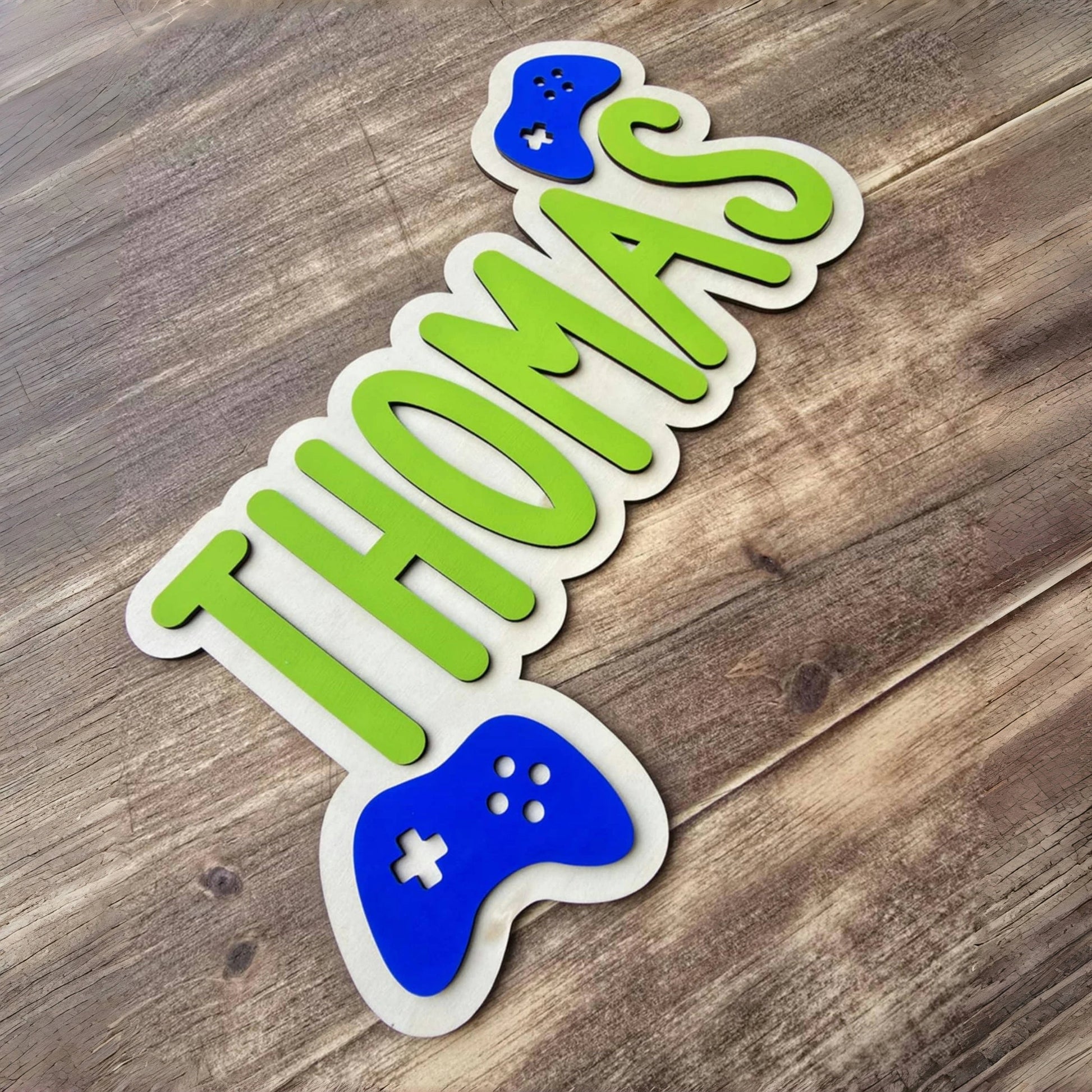 שלט עץ לחדר ילדים – עם שם בהתאמה אישית