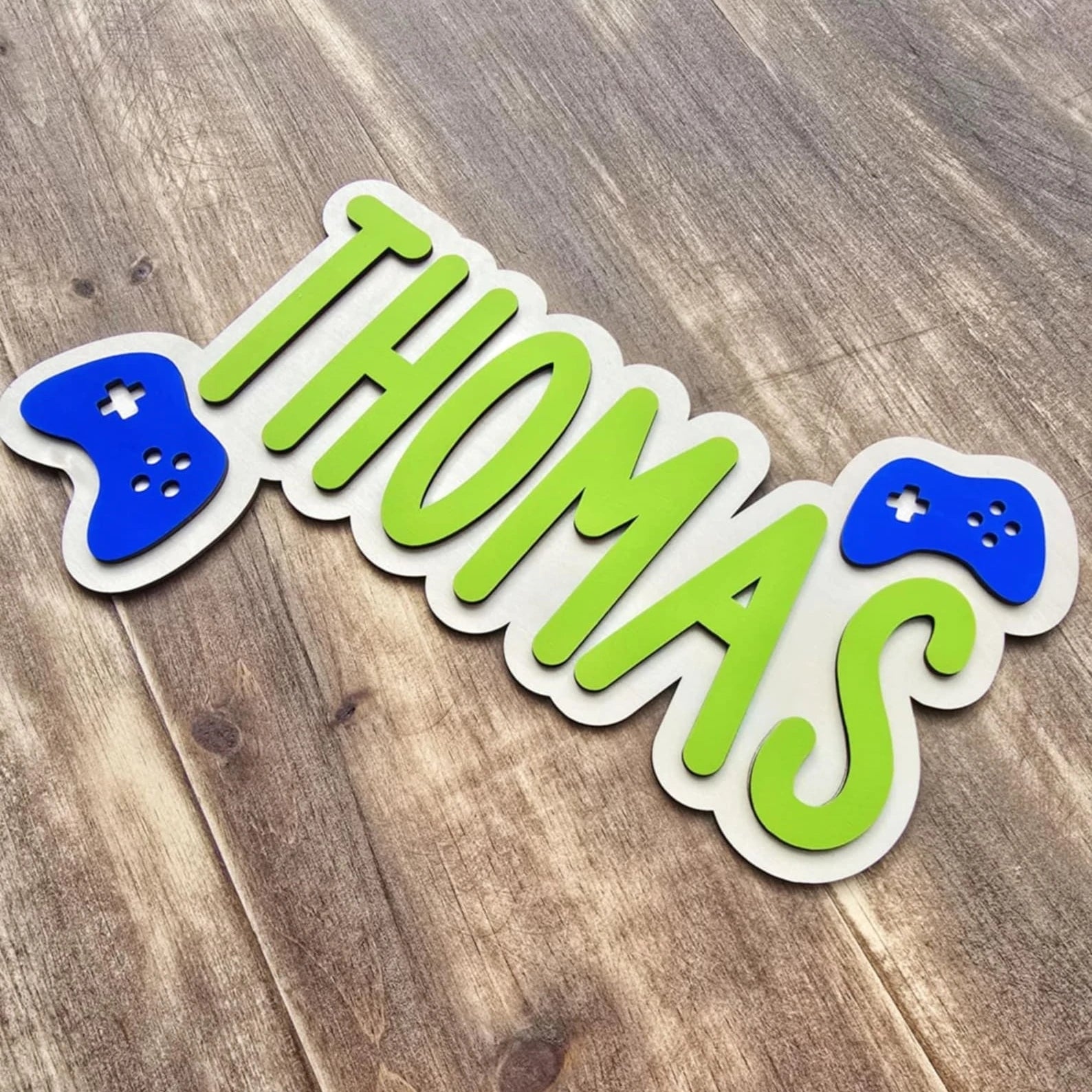 שלט עץ לחדר ילדים – עם שם בהתאמה אישית