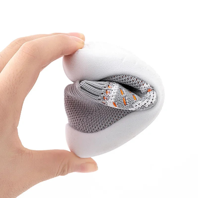 גרביים עם סוליה קשיחה וגמישה לתינוקות בשלב הזחילה וההליכה.