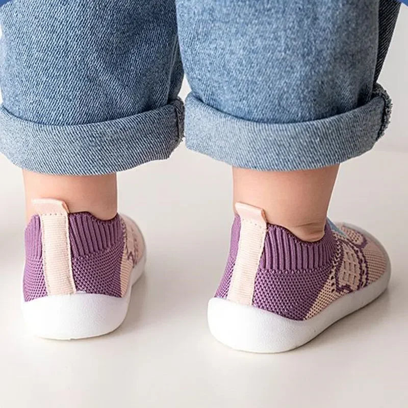 תקריב על סוליית ה-Anti-Slip של נעלי AirStep לבטיחות מירבית.