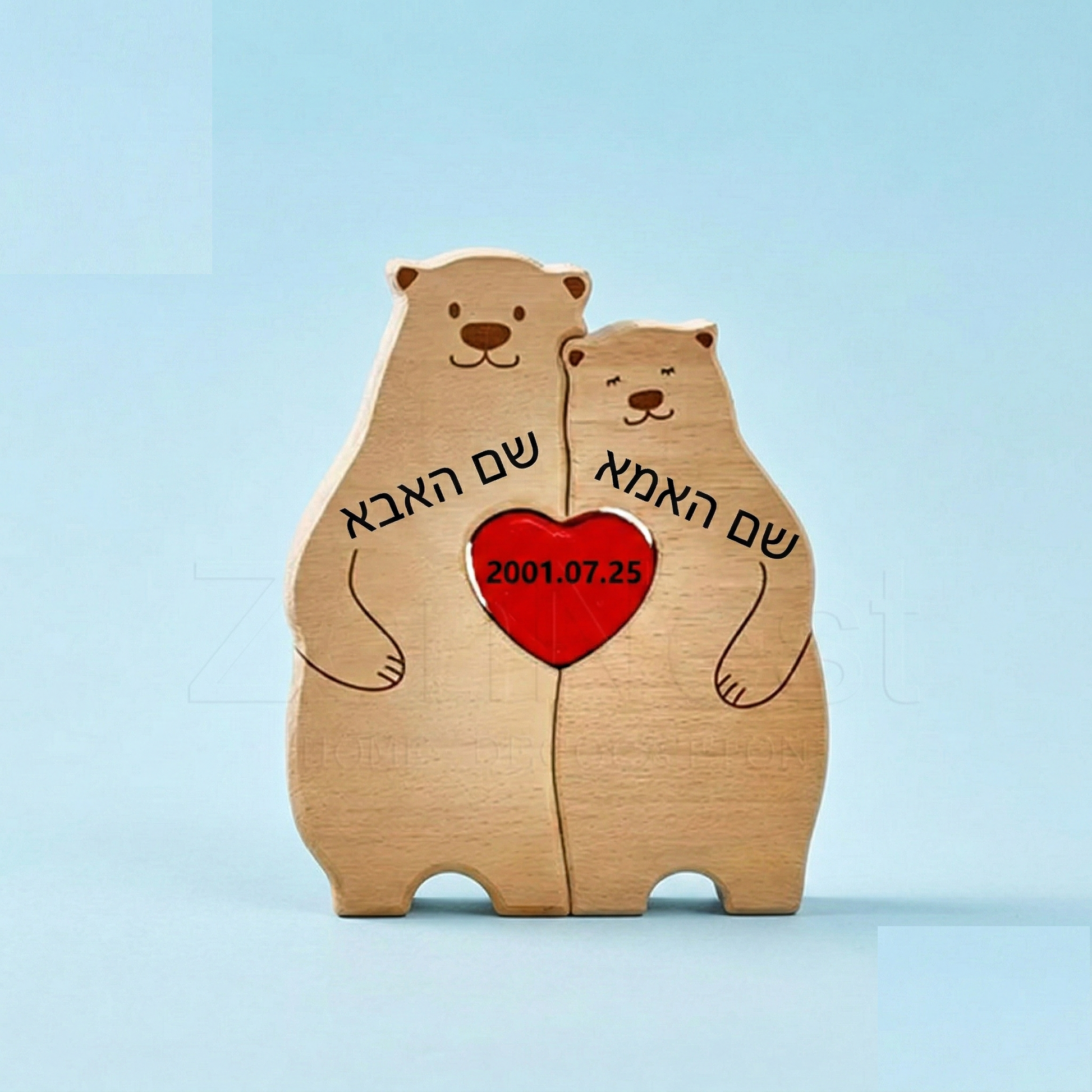 תקריב של חריטת שמות על פאזל דובים מעץ - איכות פרימיום ועבודת יד זוג