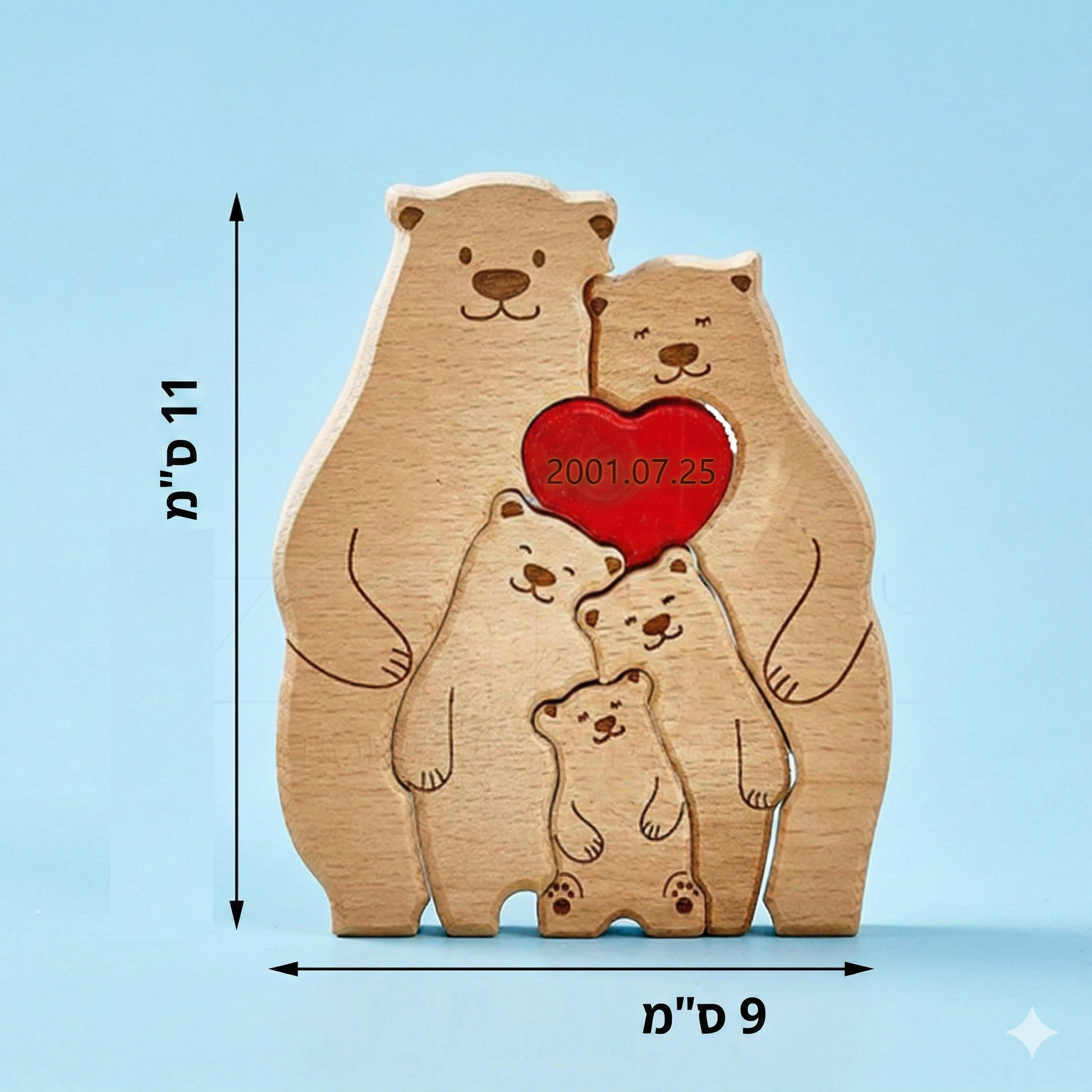 תקריב של חריטת שמות על פאזל דובים מעץ - איכות פרימיום ועבודת יד מידות