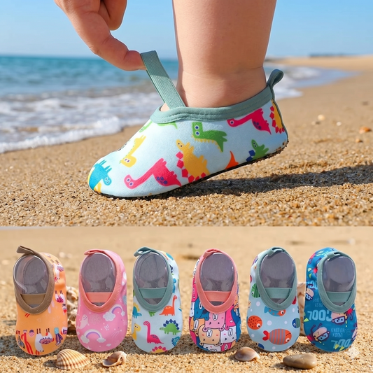 פעוט נועל נעלי מים MIA AquaBarefoot תכלת למניעת החלקה בים.