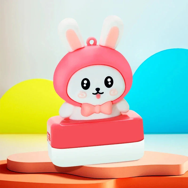 חותמת שם בהתאמה אישית לילדים – דיו שחור - מיה מתנות שילדים אוהבים