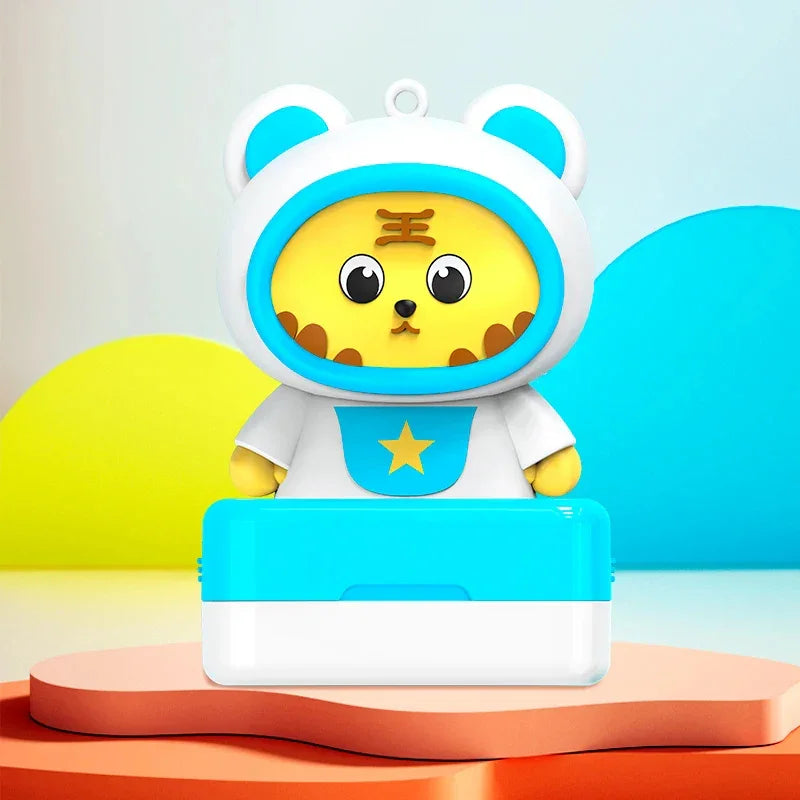 חותמת שם בהתאמה אישית לילדים – דיו שחור - מיה מתנות שילדים אוהבים